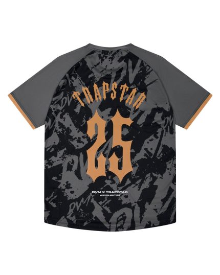 Camiseta de fútbol Trapstar X DVM gris con diseño gráfico llamativo